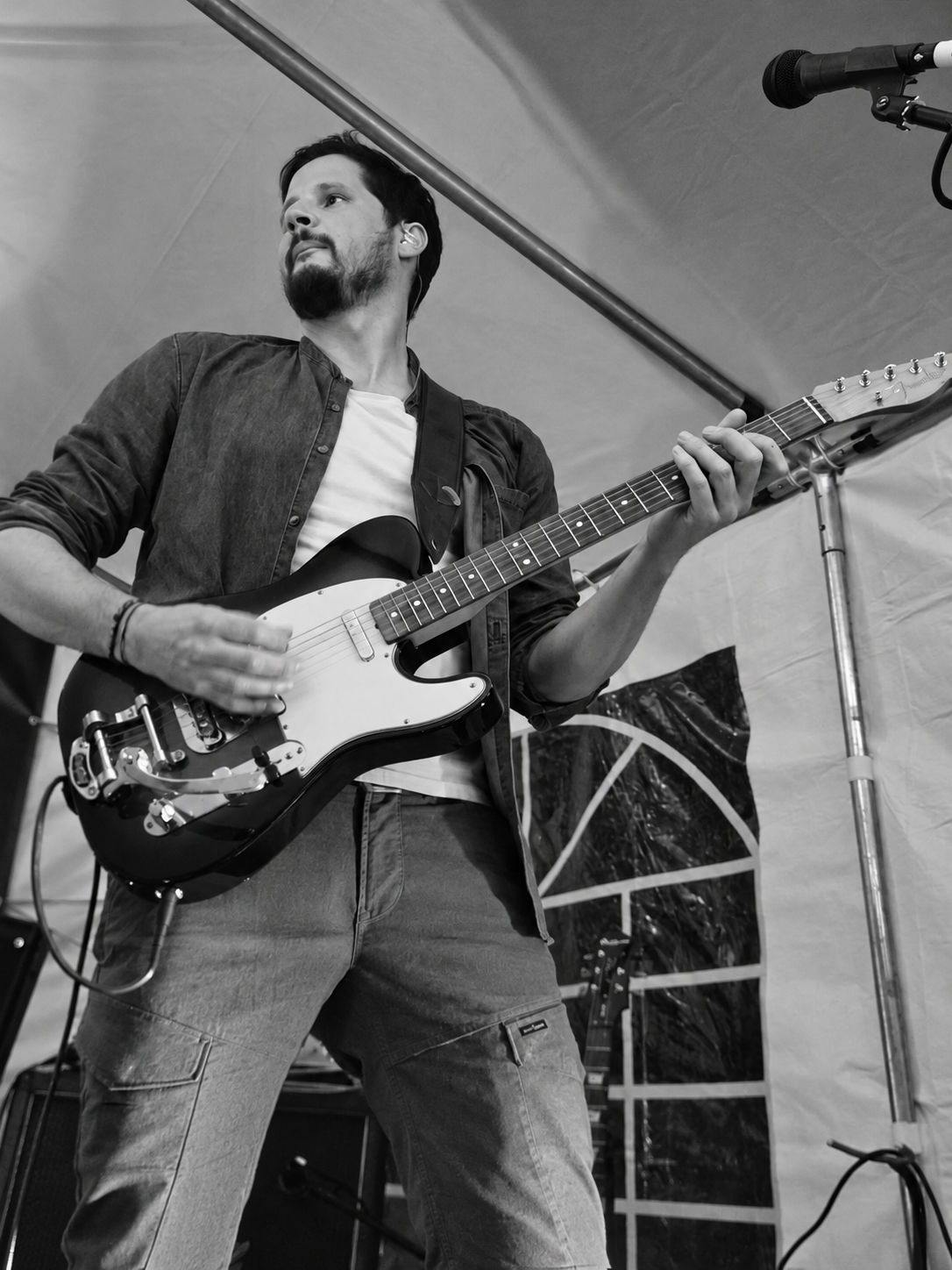 Phil mit Gitarre beim Live-Auftritt